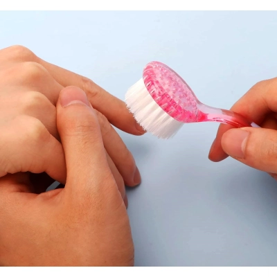 Szczoteczka do manicure z nakładką