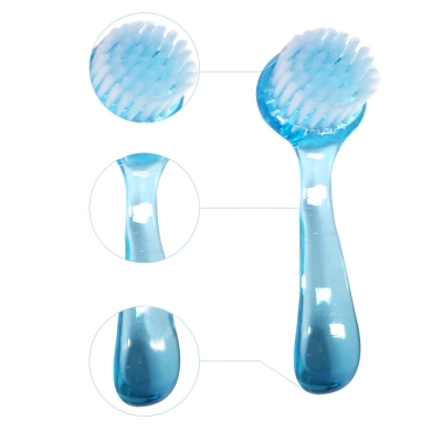 Szczoteczka do manicure z nakładką