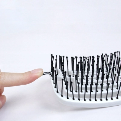 SZCZOTKA do rozczesywania CZESANIA każdego rodzaju włosów BIAŁA lekka